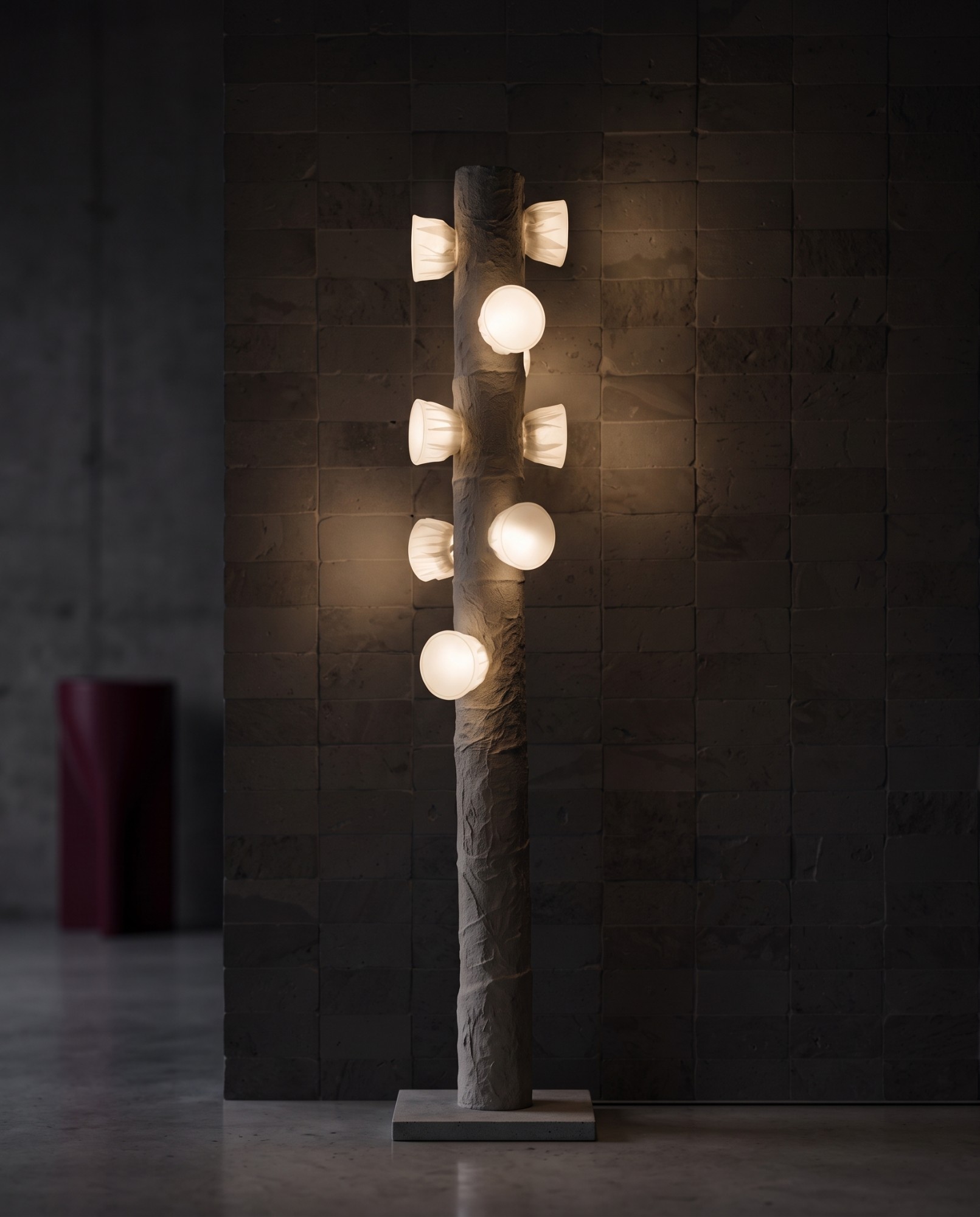 Luminocell, karanlık galeride yanan heykelsi zemin lambası